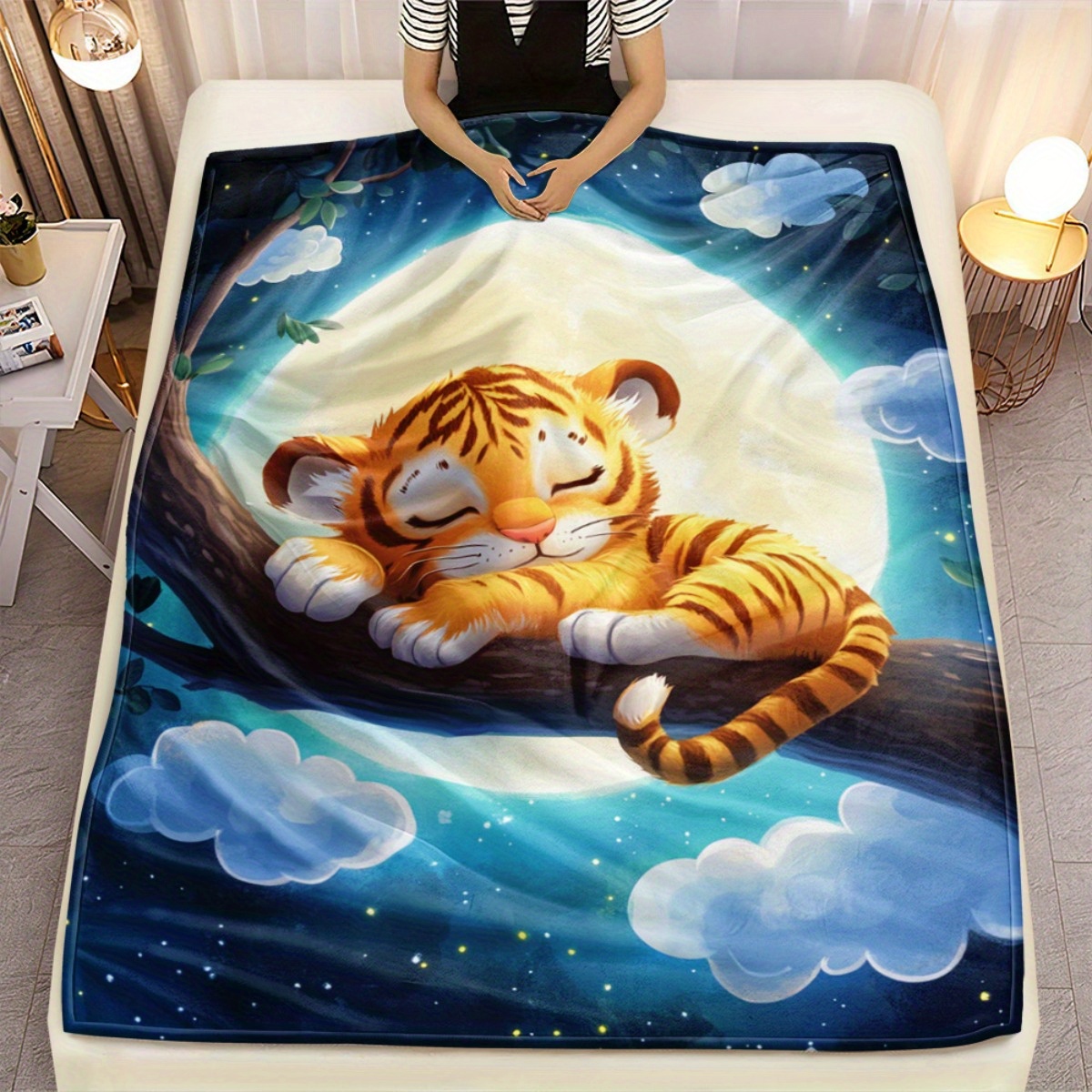 Baby Nursery Tree - Leuke slapende tijger op boomtak maan